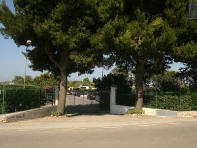 Ma quando arriviamo davanti alla cancellata chiusa e dopo aver citofonato per farci aprire, veniamo fermati dal guardiano che ci dice: �In questo complesso e di conseguenza sulla spiaggia, possono entrare solo i residenti�.In realt� l�uomo dovrebbe farci entrare per via della legge regionale n.17 del 10/4/2015